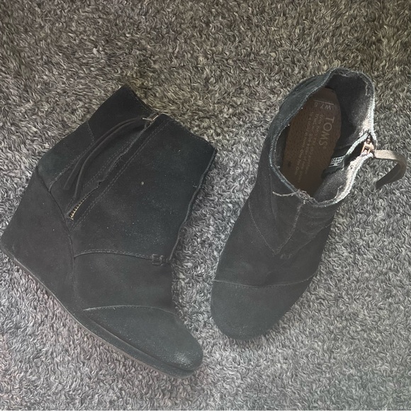 • TOMS black desert suede booties • - Picture 2 of 7